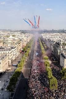 Coupe du Monde de Football. Les bleus, Champions du Monde, sur les Champs Elysées. Vues depuis le toit de l Arc de Triomphe. 2018 World Champions Team on Champs Elysees. View from Arc de Triomphe roof top 228551 2018-07-16 Paris France  Copyright: xSergexArnalx xStarfacex STAR_228551_133
