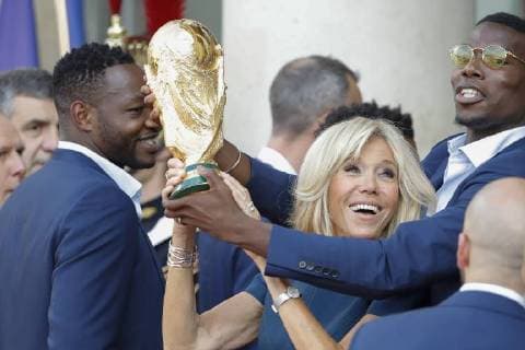 Entertainment Bilder des Tages Brigitte Macron conquise par le porte de trophee FIFA World Cup avec Paul Pogba FOOTBALL : Equipe de France de Football recu au Palais de l Elysee - Paris - 16 07 2018 StephaneAllaman Panoramic 