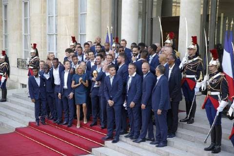 Celebration des joueurs, des staffs avec Emmanuel Macron et Brigitte Macron sur le perron FOOTBALL : Equipe de France de Football recu au Palais de l Elysee - Paris - 16 07 2018 StephaneAllaman Panoramic 
