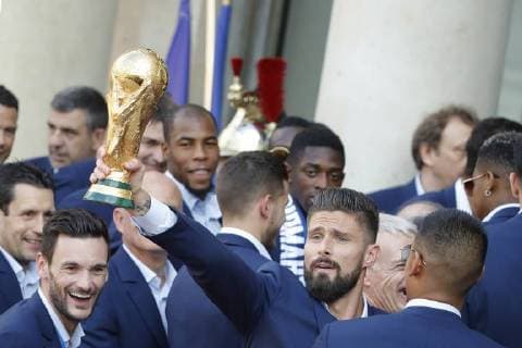 Olivier Giroud tend le trophee FIFA World Cup sous le regard amuse de Hugo Lloris FOOTBALL : Equipe de France de Football recu au Palais de l Elysee - Paris - 16 07 2018 StephaneAllaman Panoramic 
