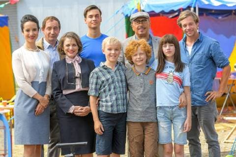Entertainment Themen der Woche KW29 Entertainment Bilder des Tages Stephanie Stumpf , Thorsten Merten (Lehrer Flickendorf), Katharina Thalbach (Schuldirektorin), Louis Held (Sportlehrer), Tilman Döbler (Alfons Zitterbacke), Wolfgang Stumph (Opa Klausner), Leopold Ferdinand Schill, Lisa Moell und Tobias Krell (Checker Tobi) bei Dreharbeiten zur Kinofilmproduktion Alfons Zitterbacke - Der Kinofilm produziert von X Filme und MDR u.a. im Luftfahrt- und Technikmuseumspark Merseburg Merseburg 17.07.2018 Foto: Holger John, Merseburg Sachsen-Anhalt Deutschland *** Stephanie Stumpf Thorsten Merten Teacher Flickendorf Katharina Thalbach School Principal Louis Held Physical Education Teacher Tilman Döbler Alfons Zitterbacke Wolfgang Stumph Grandpa Klausner Leopold Ferdinand Schill Lisa Moell and Tobias Krell Checker Tobi filming Alfons Zitterbacke The feature film produced by X Filme and MDR at Avi