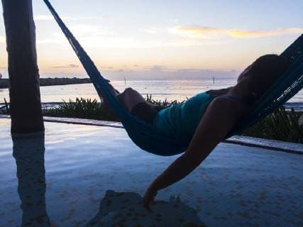 IMAGO Creative, Sommer, Schatten-Plätze bei Hitze Woman laying in hammock at sunrise and looking out at ocean, Puerto Morelos, Yucatan Peninsula, Mexico, Puerto Morelos Yucatan Peninsula Mexico GIEN004064 model released Symbolfoto Copyright: BenxGirardi GIEN004064