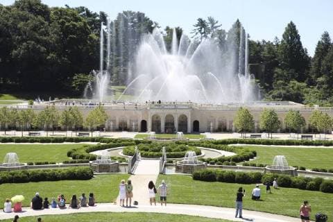 (180718) -- PENNSYLVANIA, July 18, 2018 -- Tourists enjoy themselves at Longwood Gardens in Chester County in Pennsylvania, the United States, July 9, 2018. While U.S. President Donald Trump sees an economic enemy in China, the northeastern U.S. county of Chester in Pennylvania sees an economic partner. TO GO WITH Feature: U.S. partnerships with China mushroom despite trade frictions ) (zcc) U.S.-PENNSYLVANIA-CHESTER COUNTY-CHINA-TRADE WangxYing 