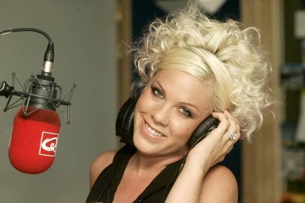 20060518 - VILVOORDE, BELGIUM : US singer Pink poses for a portrait during an interview at Q-Music radio station, Thursday 18 May 2006, in Vilvoorde. -AFP MARKxRENDERS  x4327808x