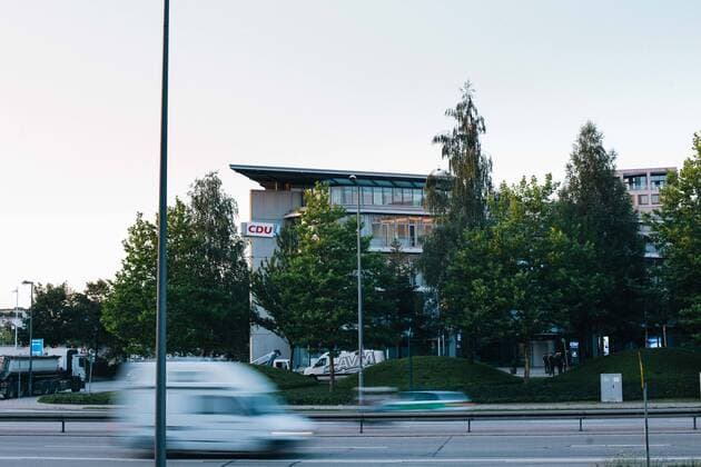 17.07.2018 - Gründung der öCDU Bayern˜ durch Zentrum für politische Schönheit vor CSU Landeszentrale - Am frühen Abend des 17. Juli trafen sich Personen um das Künstlerkollektiv öZentrum für politische Schönheit˜, das immer wieder mit gesellschaftskritischer Perfomance Wellen schlägt, vor der Landeszentrale der CSU in München. Während rund hundert Teilnehmerinnen und Teilnehmer Reden zur Gründung der CDU in Bayern und eine Analyse der jüngsten Taten und Reden der bayerischen Unionspartei zuhörten, begannen Aktivisten das Parteilogo an der Außenfassade mit einem CDU Logo zu überhängen. Daraufhin löste die Polizei die Versammlung auf und erteilte allen Anwesenden - inklusive Presseverteretern - einen Platzverweis. Copyright: xMichaelxTrammerx