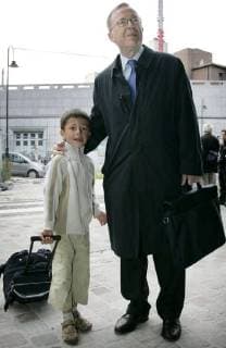 , BRUSSELS; BELGIUM : Belgian former Prime minister Wilfried Martens arrived at Sint-Jan-Berchmans school along with his son in Brussels, for the first day, Friday 01 September 2006. BENOITxDOPPAGNE  x4825843x