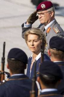 News Themen der Woche News Bilder des Tages Bundeministerin der Verteidigung Ursula von der Leyen (C) und Generalinspekteur der Bundeswehr Eberhard Zorn (oben) beim Feierlichen Geloebnis am Paradenplatz im Bendlerblock im Bundesministerium der Verteidigung in Berlin am 20. Juli 2018. Die Zeremonie gedenkt auch an den Deutschen Widerstand und der gescheiterten Attentat auf Hitler von Claus Schenk Graf von Stauffenberg vom 20. Juli 1944 Feierliches Geloebnis von Rekruten in Berlin *** Federal Minister of Defense Ursula von der Leyen C and Inspector General of the Federal Armed Forces Eberhard Zorn above at the solemn parade in the Bendler Block in the Federal Ministry of Defense in Berlin on 20 July 2018 The ceremony also commemorates the German resistance and the failed attempt on Hitler by Claus Schenk Graf von Stauffenberg, July 20, 1944 Solemn attendance of recruits in Berlin