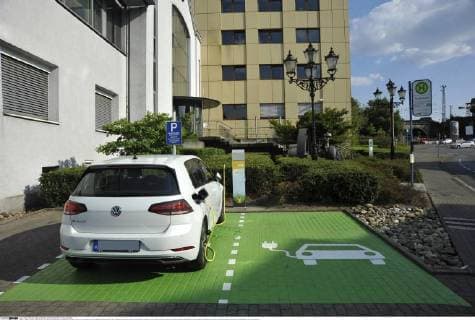 Feature Symbol: Ladesäule für E-Autos 07 18 thg Eine Stromladesäule für Elektro-PKW vorm Kundenzentrum der Stadtwerke Bielefeld im Juli 2018 Deutschland deutsch Ladestrom Stromsäule e-mobility e-motion Auto Elektroauto Ladestation Elektroladestation Mobilität Strom laden aufladen Bielefelder Unternehmen VW Golf german electric power charging station pole quer draußen *** Feature Symbol charging station for E cars 07 18 thg A charging station for electric cars in front of the customer center of Stadtwerke Bielefeld in July 2018 Germany deutsch Charging current Electricity pillar e mobility e motion Car Electric car Charging station Electric charging station Mobility Charging electricity charging Bielefeld company VW Golf german electric power charging station pole cross outside