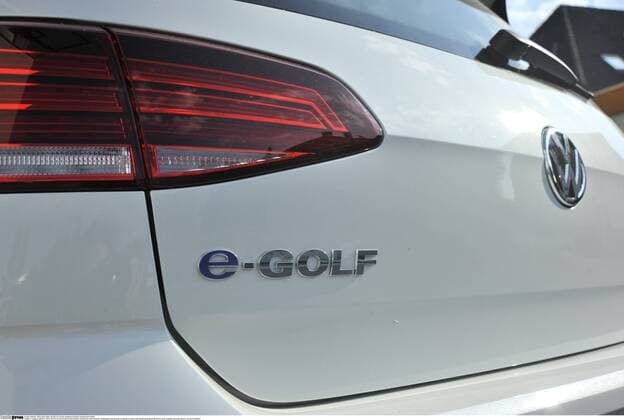 Feature Symbol: VW E-Golf 07 18 thg Deutschland deutsch deutsches Unternehmen Volkswagen Elektrogolf e-mobility e-motion Auto Elektroauto Mobilität Strom laden aufladen german electric car quer draußen