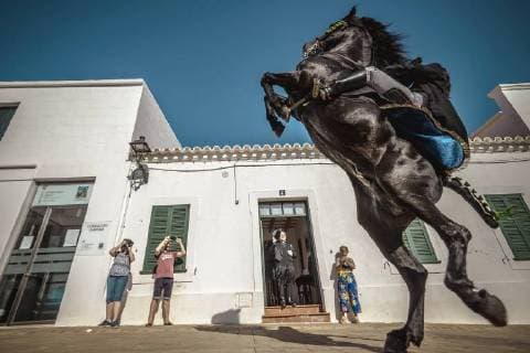 Entertainment Themen der Woche KW29 News Bilder des Tages July 21, 2018 - Fornells, Balearic Islands, Spain - A caixer (horse rider) rears up on his horse passing the greeting preast in his house before incorporating him into the cavalcade through the village prior to the traditional Jaleo at the Sant Antoni Festival in Fornells Fornells Spain - ZUMAo105 20180721_zap_o105_014 Copyright: xMatthiasxOesterlex
