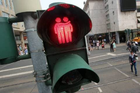 News Bilder des Tages Anlässlich des CSD Christopher Street Day hat die Stadt Frankfurt als erste Stadt Deutschlands dauerhaft gleichgeschlechtliche Ampelpersonen an einer Fußgängerampel an der Konstablerwache installiert, Frankfurt, Hessen, Deutschland *** On the occasion of the CSD Christopher Street Day, the city of Frankfurt as the first city in Germany has permanently installed same-sex traffic lights at a pedestrian light at the Konstablerwache in Frankfurt Hesse, Germany