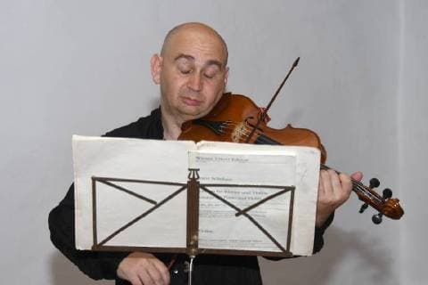 Entertainment Themen der Woche KW29 Entertainment Bilder des Tages Geiger Ilja Korol übt im Klostersaal Traunkirchen für seinen Auftritt am Abend vor Publikum der Salzkammergut Festwochen Gmunden. Dieses Bild zeigt den namhaften, international gefragten russischen Geiger, Spezialist auf dem Gebeit der alten Musik Ilja Korol. Für seine musikalischen Leistungen wirde ihm 2001 die österreichische Staatsbürgerschaft verliehen. 2018 - Geiger Ilja Korol übt im Klostersaal Traunkirchen für seinen Auftritt am Abend vor Publikum der Salzkammergut Festwochen Gmunden *** Violinist Ilja Korol practices in the Klostersaal Traunkirchen for his performance in the evening in front of an audience of Salzkammergut Festwochen Gmunden This picture shows the well-known international Russian violin specialist on the background of ancient music Ilja Korol For his musical achievements he was awarded Austrian citizenship