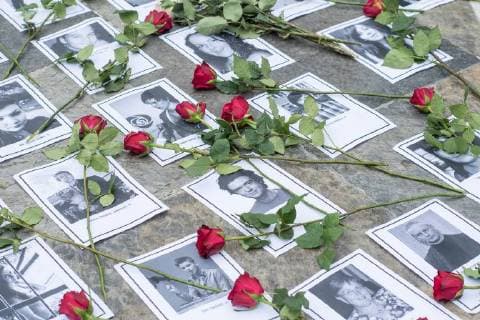 Berlin Gedenken an Utoeya-Opfer Am Sonntag den 22. Juli 2018 fand in Berlin auf Initiative der Jugendorganisation Falken vor der norwegischen Botschaft ein Gedenken an die Opfer des Massakers von Utoeya und Oslo statt. Der norwegische Rechtsextremist hatte am 22. Juli 2011 in Oslo mit einer Autobombe vor dem Parlament acht Menschen getoetet und anschliessen, als Polizist verkleidet, auf der Insel Utoeya 69 Jugendliche ermordet. Auf Utoeya fand ein Ferienlager der sozialistischen Jugendorganisation AUF statt. Vor der Botschaft wurden Portraits der 77 Opfer ausgelegt. Im Bild: Menschen haben Rosen auf die Portraits gelegt. 22.7.2018, Berlin *** Berlin Commemoration of Utoeya Victims On Sunday, July 22, 2018, in Berlin on the initiative of the youth organization Falken held in front of the Norwegian Embassy in memory of the victims of