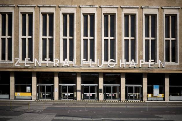 Airport Tempelhof, Berlin DEU, Deutschland, Germany, Berlin, 29.06.2018 Eingang zum Hauptgebaeude am Zentralflughafen Tempelhof am Platz der Luftbruecke in Berlin. Architekt Ernst Sagebiel. Der Flughafen schloss 2008 und um eine aktive Mitwirkung der Berlinerinnen und Berliner bei der Weiterentwicklung des Flughafengebaeudes Tempelhof sicherzustellen, hat Anfang Juni ein neunkoepfiges Arbeitsgremium die Arbeit aufgenommen. Seine Aufgabe ist es, einen partizipativen Prozess zu gestalten und voranzutreiben, der eine breite, transparente und integrative oeffentliche Beteiligung an der Nachnutzungskonzeption gewährleistet. The Eagle Square at the Airport Tempelhof in Berlin, Germany. The airport was built between 1936 and 1941 by the architect Ernst Sagebiel under Nazi rule. The terminal served as a base for the US Air Force. Symbol of the B