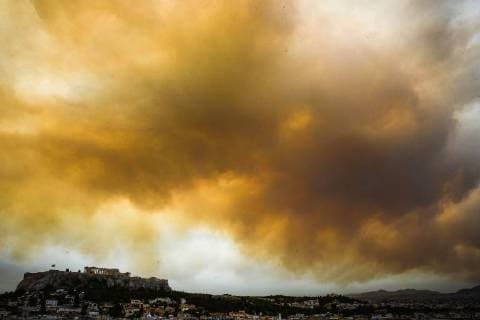 IMAGO Nature: Unsere Erde, Klimawandel, Waldbrände News Bilder des Tages July 23, 2018 - Athens, Greece - A pall of smoke turns large parts of the sky orange over the ancient Acropolis hill,, as a forest fire burns in a mountainous area west of Athens, sending nearby residents fleeing. The fire department said five water-dropping planes and two helicopters were battling the blaze Monday in the Geraneia mountains near the seaside settlement of Kineta between Athens and Corinth, along with 30 firetrucks and 70 firefighters. Athens Greece - ZUMAe114 20180723_zaa_e114_001 Copyright: xEurokinissix