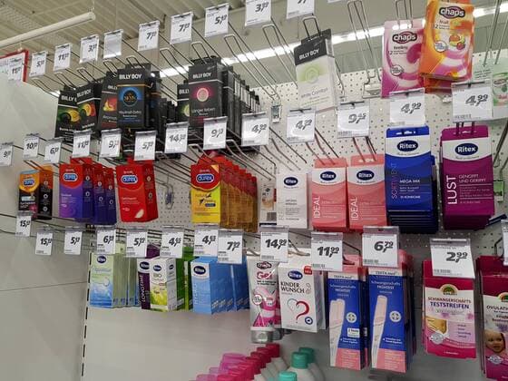 Auswahl von Kondomen, Gleitgel und Schwangerschaftstest in einem Supermarkt, Deutschland assortment of condoms, glide gel and pregnancy test in a supermarket, Germany BLWS487491 Copyright: xblickwinkel fotototox