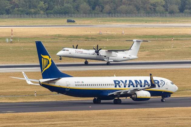 Duesseldorf Themenbild Flugzeug, 23.07.2018 Eine Boeing 737-8AS der Fluggesellschaft Ryanair rollt zur Startbahn waehrend im Hintergrund eine Bombardier Dash 8 Q400 der Fluggesellschaft Eurowings startet beim Themenbild Flugzeug, 23.07.2018 Copyright: xEIBNER MarioxHommesx EP_MHS
