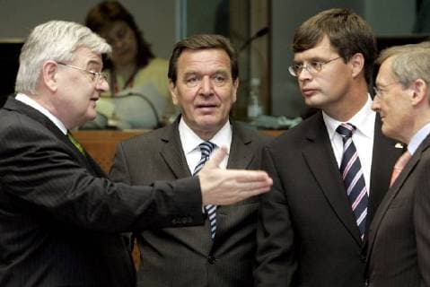BRU110 - - BRUSSELS, BELGIUM : FROM L-R German Foreign Minister Joschka Fischer, Chancellor Gerhard Schroeder, Dutch Prime Minister Jan-Peter Balkenende and Luxembourg s PM Jean-Claude Juncker, whose country currently holds the rotating Presidency of EU, chat during the round table at the beginning of the two days European summit in Brussels, Thursday 16 June 2005. POOL- BENOITxDOPPAGNE  x3065938x
