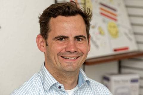 Pressefrühstück zum Gründerpreis 2017 beim Startup IOX LAB. Im Bild der Gründer und CEO von IOX LAB, Robert Jänisch. Sein Startup empfing den NRW-Wirtschafts- und Digitalminister Prof. Dr. Andreas Pinkwart zusammen mit dem NRW.Bank-Vorsitzenden Eckhard Forst und Prof. Dr. Christine Volkmann, UNESCO-Lehrstuhlinhaberin für Entrepreneurship der Bergischen Universität Wuppertal sowie Jury-Vorsitzende des Gründerpreises NRW. Düsseldorf Nordrhein-Westfalen Deutschland