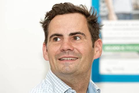 Pressefrühstück zum Gründerpreis 2017 beim Startup IOX LAB. Im Bild der Gründer und CEO von IOX LAB, Robert Jänisch. Sein Startup empfing den NRW-Wirtschafts- und Digitalminister Prof. Dr. Andreas Pinkwart zusammen mit dem NRW.Bank-Vorsitzenden Eckhard Forst und Prof. Dr. Christine Volkmann, UNESCO-Lehrstuhlinhaberin für Entrepreneurship der Bergischen Universität Wuppertal sowie Jury-Vorsitzende des Gründerpreises NRW. Düsseldorf Nordrhein-Westfalen Deutschland