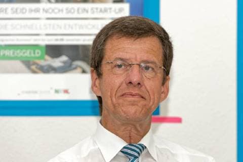Pressefrühstück zum Gründerpreis 2017 beim Startup IOX LAB. Im Bild der NRW.Bank-Vorsitzende Eckhard Forst, der zusammen mit NRW-Wirtschafts- und Digitalminister Prof. Dr. Andreas Pinkwart sowie Prof. Dr. Christine Volkmann, UNESCO-Lehrstuhlinhaberin für Entrepreneurship der Bergischen Universität Wuppertal und Jury-Vorsitzende des Gründerpreises NRW, das Startup IOX LAB, den Gründerpreis-Gewinner 2017, besuchte. Düsseldorf Nordrhein-Westfalen Deutschland