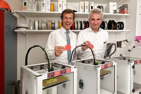 Pressefrühstück zum Gründerpreis 2017 beim Startup IOX LAB. Im Bild der NRW.Bank-Vorsitzende Eckhard Forst (links) und NRW-Wirtschafts- und Digitalminister Prof. Dr. Andreas Pinkwart, die hinter 3D-Druckern stehen und jeweils ein dreidimensional gedrucktes Gründerpreis-Logo in die Kamera halten. Zusammen mit Prof. Dr. Christine Volkmann, UNESCO-Lehrstuhlinhaberin für Entrepreneurship der Bergischen Universität Wuppertal und Jury-Vorsitzende des Gründerpreises NRW. besuchten sie das Startup IOX LAB, Gründerpreis-Gewinner 2017. Düsseldorf Nordrhein-Westfalen Deutschland