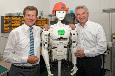 Pressefrühstück zum Gründerpreis 2017 beim Startup IOX LAB. Im Bild ein von dem Startup gebauter menschenähnlicher Roboter. Links davon der NRW.Bank-Vorsitzende Eckhard Forst, rechts NRW-Wirtschafts- und Digitalminister Prof. Dr. Andreas Pinkwart. Das Neu-Unternehmen befasst sich mit der Entwicklung von intelligenten Produkten auf Basis des Internets der Dinge. Düsseldorf Nordrhein-Westfalen Deutschland