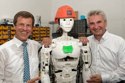 News Bilder des Tages Pressefrühstück zum Gründerpreis 2017 beim Startup IOX LAB. Im Bild ein von dem Startup gebauter menschenähnlicher Roboter. Links davon der NRW.Bank-Vorsitzende Eckhard Forst, rechts NRW-Wirtschafts- und Digitalminister Prof. Dr. Andreas Pinkwart. Das Neu-Unternehmen befasst sich mit der Entwicklung von intelligenten Produkten auf Basis des Internets der Dinge. Düsseldorf Nordrhein-Westfalen Deutschland
