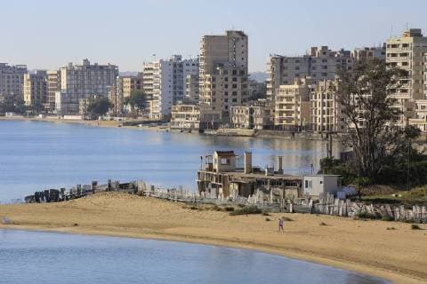02.03.2018, Famagusta, Tuerkische Republik Nordzypern, Zypern - Blick auf die Geisterstadt Varosha, den seit dem Zypernkrieg 1974 vom tuerkischen Militaer gesperrten und heute verfallenem Stadtteil und Hotelbezirk Varosha (tuerkisch: Maras). Vor 1974 war Varosha ein modernes Touristenzentrum und beliebtes Reiseziel am Mittelmeer. Famagusta Türkische Republik Nordzypern Zypern *** 02 03 2018 Famagusta Turkish Republic of Northern Cyprus View of the ghost town of Varosha Varosha, closed since the Cyprus War in 1974 by the Turkish military and now dilapidated Varosha Turkish Maras Before 1974 Varosha was a modern tourist center and popular tourist destination on the Mediterranean Famagusta Turkish Republic of Northern Cyprus Cyprus