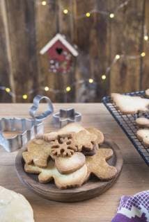 Various home-baked gingerbread cookies on wooden plate  SKCF00477
