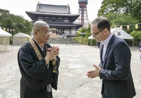 News Bilder des Tages Bundesaussenminister Heiko Maas, SPD, reist fuer drei Tage nach Japan und Korea. Hier besucht er, zusammen mit dem Priester Aoki, den Zojo-ji Tempel. Tokyo Japan . 25.07.2018 Tokyo Japan *** Federal Foreign Minister Heiko Maas SPD travels to Japan and Korea for three days Here he visits the Zojo ji Temple Tokyo Japan 25 07 2018 Tokyo Japan together with the priest Aoki Copyright: xThomasxImo photothek.netx