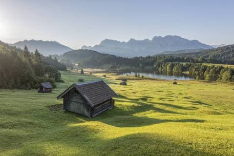 Germany, Bavaria, Werdenfelser Land, lake Geroldsee with hay barn, in background the Karwendel mountains  RPSF00081
