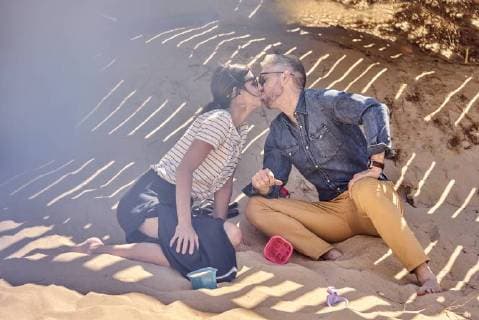 IMAGO Creative, Sommer, Schatten-Plätze bei Hitze Couple kissing in shadow on the beach model released Symbolfoto  BEF00129