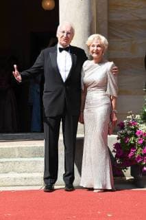 Entertainment Bilder des Tages Edmund Stoiber und seine Ehefrau Karin bei der Eroeffnung der Bayreuther Festspiele am 25.07.2018 im Festspielhaus in Bayreuth Bayreuther Wagner Festspiele mit der Lohengrin Premiere, 2018 *** Edmund Stoiber and his wife Karin at the opening of the Bayreuth Festival on 25 07 2018 at the Festspielhaus in Bayreuth Bayreuth Wagner Festival with the Lohengrin premiere in 2018 