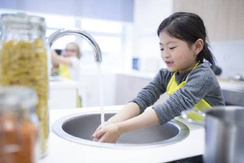 IMAGO Creative: NGO, Ausbildung für Kinder Schoolgirl washing her hands in cooking class model released Symbolfoto property released  WESTF24084