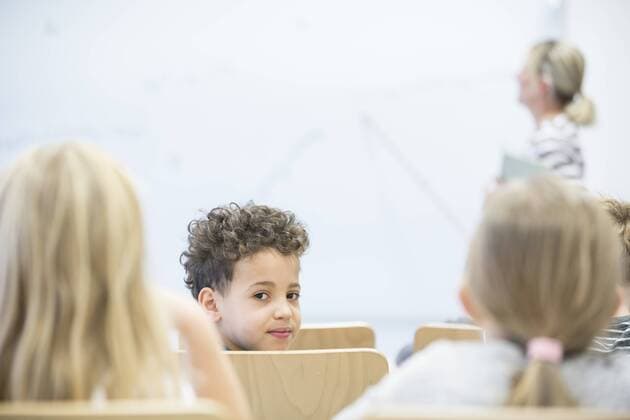 IMAGO Creative: NGO, Ausbildung für Kinder Portrait of schoolboy with classmates and teacher in class model released Symbolfoto property released  WESTF24115