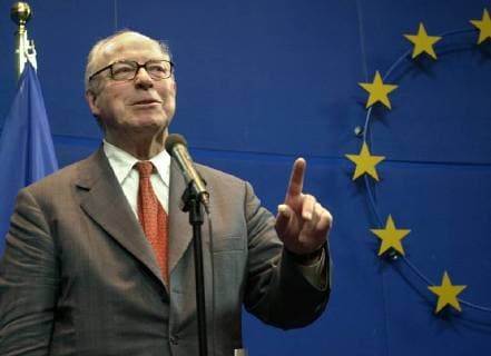 BRU105 - - BRUSSELS, BELGIUM : Chief of United Nations weapons inspectors Hans Blix talks to the press, on Thursday 16 January 2003 in Brussels EU building after a meeting to brief Europe political and security committee on the weapons inspections in Irak. HERWIGxVERGULT  x1144022x