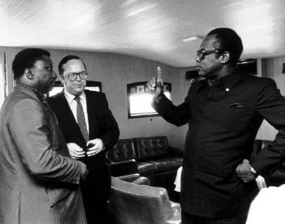 BRU02 - 20030728 - BRUSSELS, BELGIUM : (FILES) A picture dated 1989 shows Late Zairian President MOBUTU (R) having a change of view with former Belgian PM. Wilfried MARTENS and Karl i Bond in Brussels during work visit., 1989. Jean Nguz a Karl-I-Bond died on Saturday 27 July 2003, in Kinshasa at the age of 65 years old. BELGFA PHOTO  x1341791x