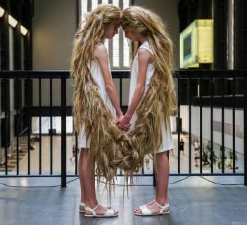 News Bilder des Tages . 27 07 2018. London, United Kingdom. Tonga Performance Of Twins Connected By Their Hair. Brazilian artist Tunga™s performance featuring twins connected by their hair, that is staged at Tate Modern throughout weekends in August. The signature performance work, Xifopagas Capilares entre Nos (Capillary Xiphopagus among Us) reflects the artist™s fascination with the uncanny, surreal and inexplicable. First staged in 1984, the performance features twin adolescent girls who appear unexpectedly and sporadically in the galleries.  xDinendraxHariax xi-Imagesx IIM-18292-0003