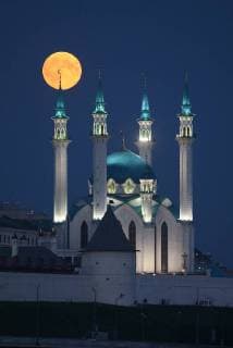News Themen der Woche KW30 News Bilder des Tages KAZAN, RUSSIA - JULY 27, 2018: A blood moon over the Qolsarif Mosque. The blood moon lunar eclipse on July 27, 2018, is expected to be the longest in the 21st century; it also coincides with the closest approach of Mars to Earth. Yegor Aleyev TASS  TS08AFB2