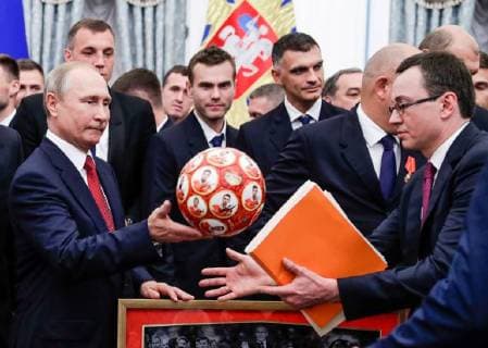 News Themen der Woche KW30 Entertainment-Bilder des Tages MOSCOW, RUSSIA - JULY 28, 2018: The President of Russia Vladimir Putin (front), goalkeepers Igor Akinfeyev and Vladimir Gabulov, and the Head of Russia s Presidential Protocol Office Vladislav Kitayev (L-R front) with a ball featuring images of Russian football players after a ceremony to present government awards to Russia s national men s football team and coaches at the Kremlin; the Russian national team reached the quarterfinals at the 2018 FIFA World Cup. Mikhail Metzel TASS  TS08B0B0