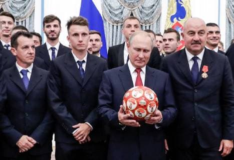 Entertainment-Bilder des Tages MOSCOW, RUSSIA - JULY 28, 2018: Coach of Russia s national men s football team Pulino Granero, football player Alexander Golovin, the President of Russia Vladimir Putin, and the head coach of Russia s national team Stanislav Cherchesov (L-R front) pose with a ball for a photograph after a ceremony to award national decorations to Russia s national men s football team and coaches at the Kremlin; the Russian national team reached the quarterfinals at the 2018 FIFA World Cup. Mikhail Metzel TASS  TS08B0C1