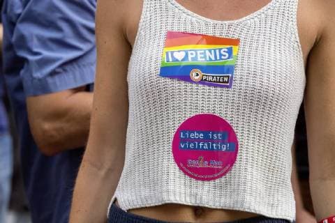 News-Bilder des Tages DEU; Deutschland, Stuttgart, 28.07.2018 - CSD in Stuttgart. Tausende demonstrieren unter dem Motto Expedition Wir für Gleichberechtigung. Die Veranstalter sprechen von 6000 Teilnehmern und 93 Zugnummern. *** DEU Germany Stuttgart 28 07 2018 CSD in Stuttgart Thousands demonstrate under the motto Expedition We for equality The organizers speak of 6000 participants and 93 train numbers