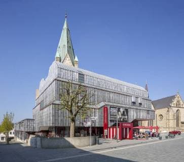 Architektur von Gottfried Böhm Erzbischöfliches Diözesanmuseum, Architekt Gottfried Böhm, vor dem Paderborner Dom, Paderborn, Ostwestfalen, Nordrhein-Westfalen, Deutschland, Europa *** Archbishops Diocesan Museum Architect Gottfried Böhm in front of the Paderborn Cathedral Paderborn Ostwestfalen North Rhine Westphalia Germany Europe Copyright: imageBROKER/ThomasxRobbin iblrbb04720327.jpg