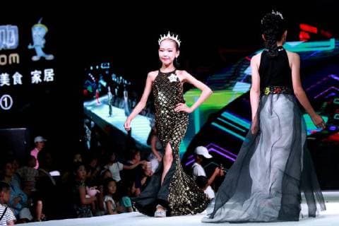 July 30, 2018 - Zhengzh, Zhengzh, China - Zhengzhou, CHINA-The kid model contest is held in Zhengzhou, central China s Henan Province. Zhengzh China  - ZUMAs145 20180730_zaa_s145_137 Copyright: xYuanxXiaoqiangx