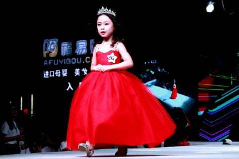July 30, 2018 - Zhengzh, Zhengzh, China - Zhengzhou, CHINA-The kid model contest is held in Zhengzhou, central China s Henan Province. Zhengzh China  - ZUMAs145 20180730_zaa_s145_139 Copyright: xYuanxXiaoqiangx