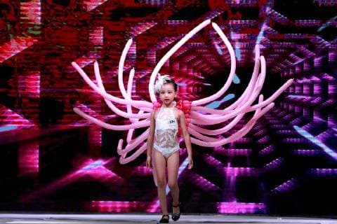 Entertainment-Bilder des Tages July 30, 2018 - Zhengzh, Zhengzh, China - Zhengzhou, CHINA-The kid model contest is held in Zhengzhou, central China s Henan Province. Zhengzh China  - ZUMAs145 20180730_zaa_s145_171 Copyright: xYuanxXiaoqiangx
