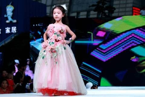 July 30, 2018 - Zhengzh, Zhengzh, China - Zhengzhou, CHINA-The kid model contest is held in Zhengzhou, central China s Henan Province. Zhengzh China  - ZUMAs145 20180730_zaa_s145_189 Copyright: xYuanxXiaoqiangx