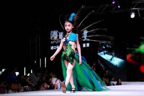 July 30, 2018 - Zhengzh, Zhengzh, China - Zhengzhou, CHINA-The kid model contest is held in Zhengzhou, central China s Henan Province. Zhengzh China  - ZUMAs145 20180730_zaa_s145_195 Copyright: xYuanxXiaoqiangx