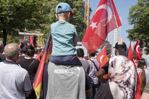 News Themen der Woche KW30 News-Bilder des Tages Demonstration unter dem Motto ICH BIN ÖZIL gegen die rassistische Hetzberichterstattung der Axel Springer Presse insbesondere der BILD Zeitung vor dem Verlagsgebäude in Berlin Demonstration unter dem Motto ICH BIN ÖZIL *** Demonstration under the motto I AM ÖZIL against the racist Hetzberichterstattung of the Axel Springer press in particular the BILD newspaper in front of the publishing house in Berlin Demonstration under the motto ICH BIN ÖZIL